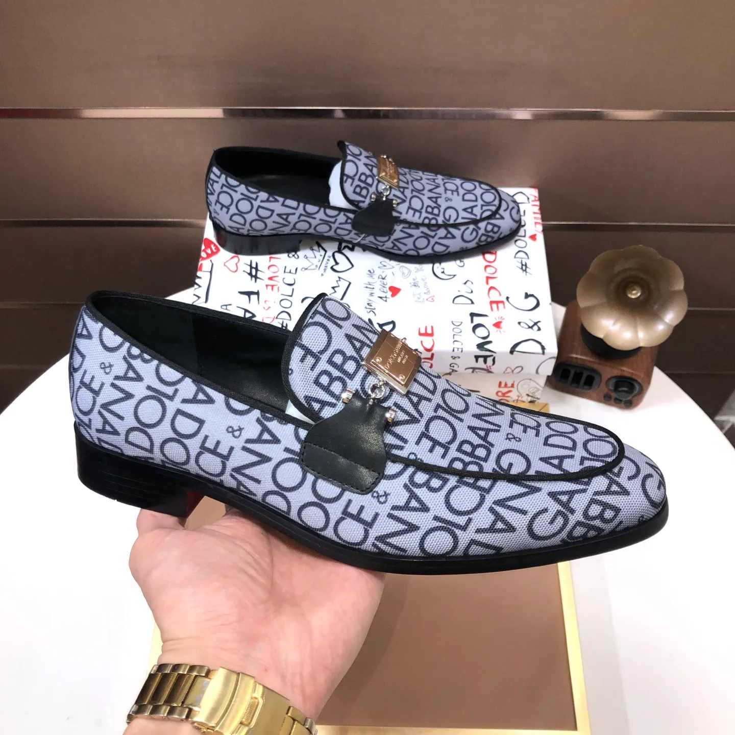 Ex-factory price 500💰DG top quality🔍🔍men's new leather shoes🚹Sold simultaneously at counters⚠Shoe uppers are imported cowhide from Italy, fully imported cowhide lining, imported accessories💪💪, completely 1⃣️ to 1⃣️replica🇮🇹 💪💪, ⚠Sole: The original sole is specially provided by the original factory, the exclusive movable molded sole is super comfortable, ⚠The original factory follows the order, 🔍🔍high quality, you can enter and exit the counter at will, welcome to compare ⚠Number of sizes: 38-44 (45 customized)
